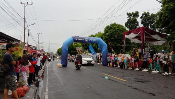 Walau Hujan Gerimis, Peserta Jalan Sehat HUT OKU Timur ke 19 Tetap Semangat