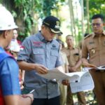 Bupati OKU Timur Ir. H. Lanosin meninjau wilayah rawan banjir di Dusun Kampung Sawah, Desa Tanjung Kemala, Kecamatan Martapura, Selasa, (25 Juli 2023).