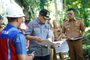 Bupati OKU Timur Ir. H. Lanosin meninjau wilayah rawan banjir di Dusun Kampung Sawah, Desa Tanjung Kemala, Kecamatan Martapura, Selasa, (25 Juli 2023).