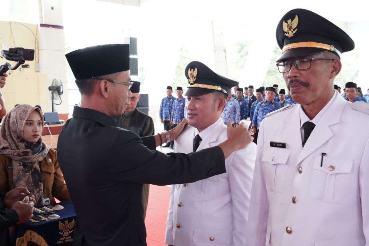 Pemerintah Kabupaten OKU Timur melalui Badan Kepegawaian dan Pengelolaan Sumber Daya Manusia (BKPSDM) melangsungkan pelantikan pelantikan jabatan struktural eselon III (Administrator) dan eselon IV (Pengawas) di Lingkungan Pemerintah Kabupaten OKU Timur. Foto: Diskominfo OKUT