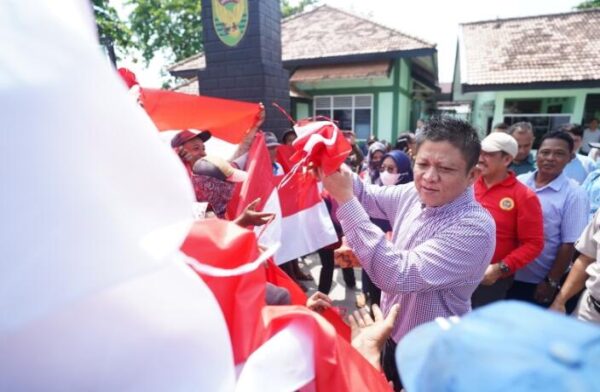 Sambut HUT RI ke 78, Bupati Enos Bagikan Ribuan Bendera Merah Putih