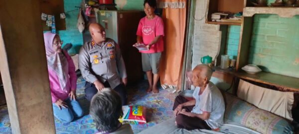 Peduli, Polisi Baik, Santuni Tiga Janda Lansia, Kapolres Prabumulih Bersama Istri