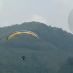 Aksi paralayang yang terbang bebas di kawasan Bukit Bedil, Kecamatan Jayapura, Kabupaten OKU Timur (OKUT) menyedot perhatian warga sekitar.