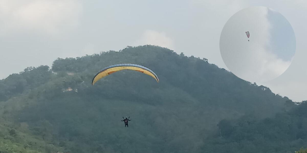 Aksi paralayang yang terbang bebas di kawasan Bukit Bedil, Kecamatan Jayapura, Kabupaten OKU Timur (OKUT) menyedot perhatian warga sekitar.