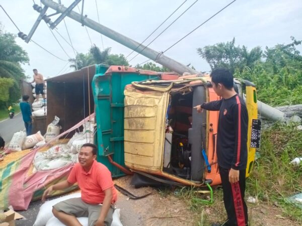 Laka Tunggal di Wilayah Polsek RKT, Truk Pengangkut Jagung Terguling Tabrak Tiang Listrik