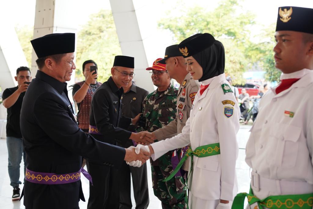 Bupati OKU Timur Ir. H. Lanosin, M.T.  mengukuhkan 42 anggota Pasukan Pengibar Bendera Pusaka (Paskibraka) di Balai Rakyat, Selasa, 15 Agustus 2023.