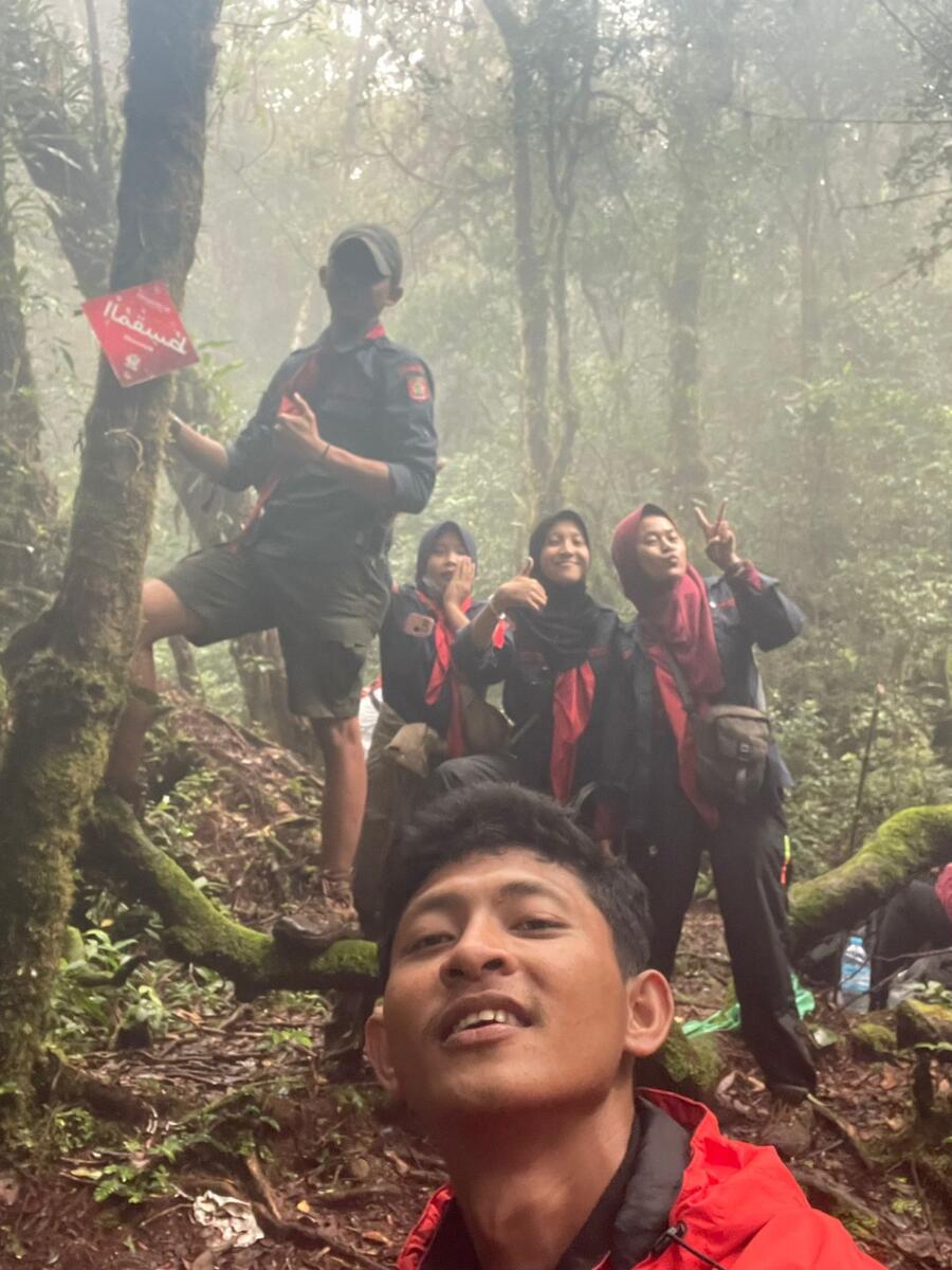 PASANG: Brimpals UMP FH melakukan pemasamhan Asmaul Husnah dan Kalimat Tauhid di pohon di Bukit Daun Provinsi Bengkulu, belum lama ini. Foto: Ist/IP.COM
