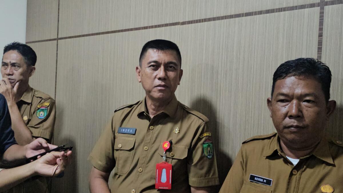 WAWANCARA : Inspektur Daerah Prabumulih, H Indra Bangsawan SH MH diwawancara awak media, soal penetapan tersangka oknum Kabid Dinsos terkait korupsi e-Warung, Senin. Foto : Ist/IP.COM