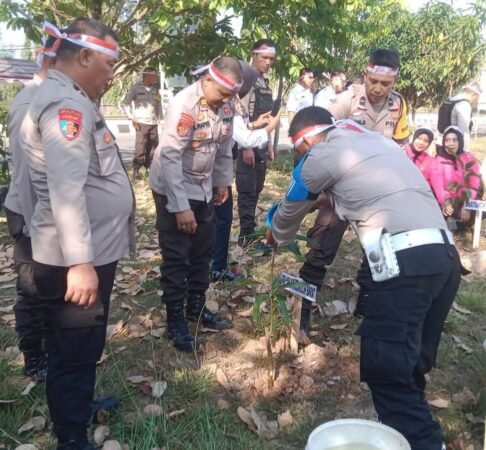 Polsek Prabumulih Barat Tanam Puluhan Pohon