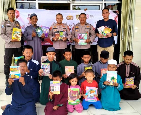 Ratusan Buku Disalurkan Polsek Prabumulih Barat