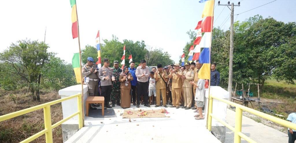 Bupati OKU Timur Ir. H. Lanosi, M.T. meresmikan Jembatan Rasuan Darat yang menghubungkan antara Desa Rasuan dan Desa Rasuan Darat. Selasa, 29 Agustus 2023.