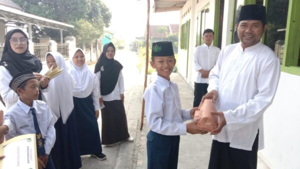 Sumringah, Siswa MTs Ar-Rasyidiah dapat Hadiah Lomba HUT RI ke-78, Azam Borong Hadiah