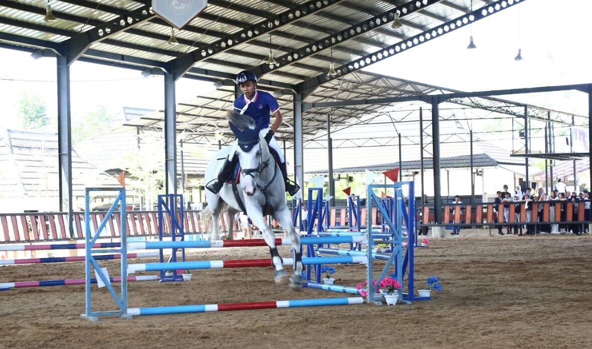 H Herman membuka Kejuaraan Berkuda Piala Gubernur Cup Tahun 2023 yang dipusatkan di 3D Stable Gandus Palembang, Minggu (6/8) dihadiri langsung oleh Ketua Umum Pengurus Pusat (PP) Pordasi Triwatty Marciano.