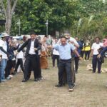 Bupati dan Wakil Bupati OKU Timur Ir. H. Lanosin dan H.M. Adi Nugraha Purna Yudha, S.H. menyempatkan berbaur dengan pegawai di lingkungan Pemkab OKU Timur dan masyarakat sekitarnya di Halaman Rumah Dinas Wakil Bupati OKU Timur.