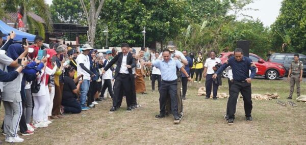 “Kanan Kiri Kanan Kiri”, Keseruan saat Bupati Enos dan Wabub Yudha Ikut dalam Perlombaan