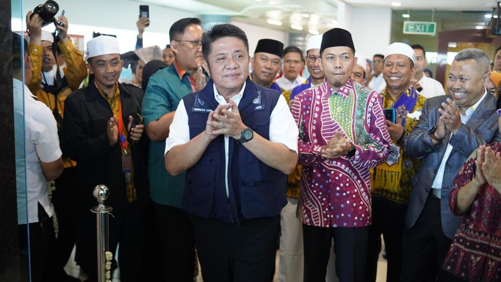 Setelah sempat vakum 3 tahun akibat Covid-19,  Bandara Sultan Mahmud Badaruddin (SMB) 2 Palembang akhirnya kembali membuka rute penerbangan internasional tujuan Palembang-Madinah, Rabu (8/8) pagi.