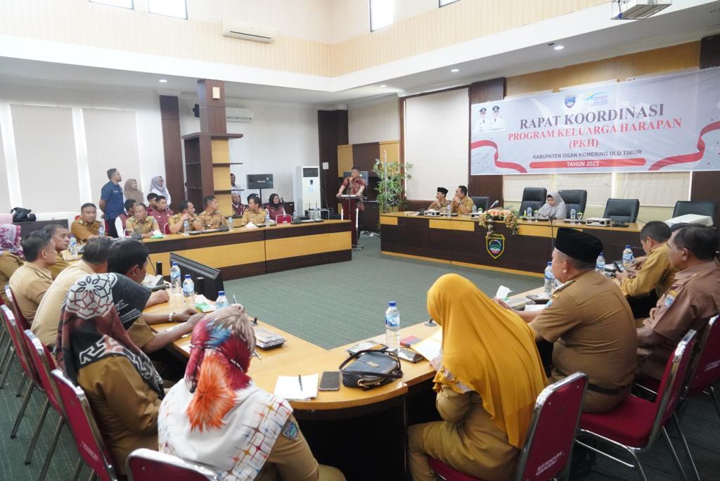 Pemerintah Kabupaten OKU Timur melalui Dinas Sosial menyelenggarakan Rapat Koordinasi Program Keluarga Harapan (PKH) Tahun 2023 di Ruang Rapat Bina Praja II Setda OKU Timur Senin, 28 Agustus 2023.