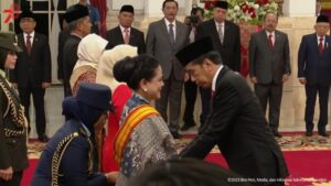 Presiden Joko Widodo (Jokowi) menganugerahkan tanda kehormatan kepada 18 orang tokoh dalam rangka memperingati Hari Kemerdekaan ke-78 Republik Indonesia 2023 di Istana Negara, Jakarta, Senin 14 Agustus 2023.