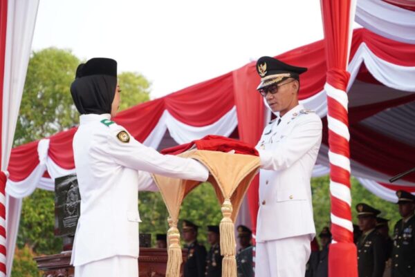 Didampingi Sang Istri, Wabup Yudha Bertindak Selaku Irup Penurunan Sang Merah Putih