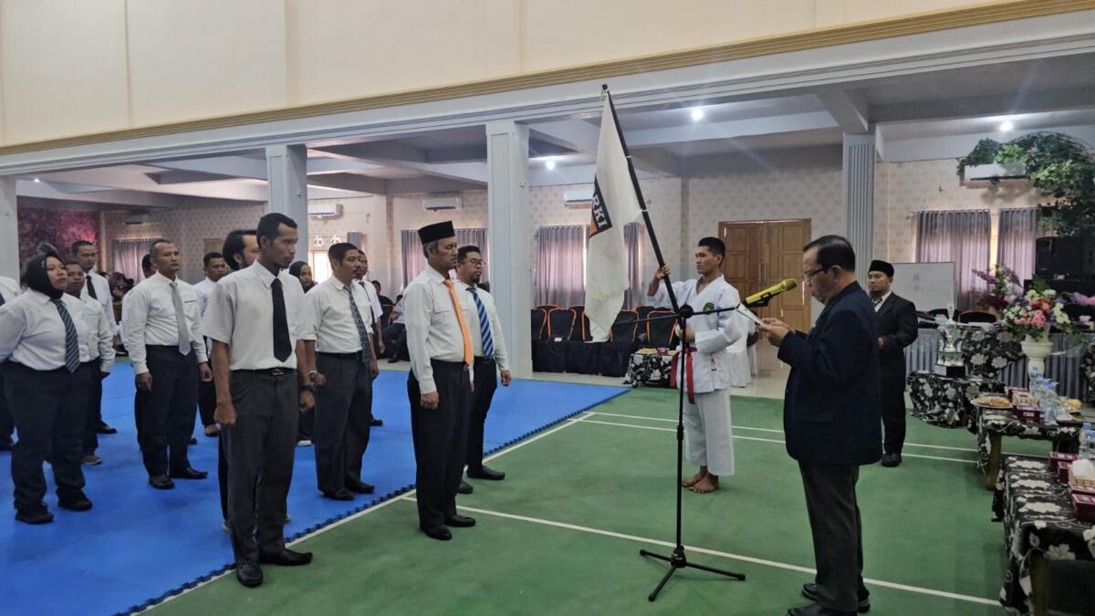 LANTIK : Kepengurusan FORKI Prabumulih diketuai H Mat Amin SAg dilantik Sekum FORKI Sumsel, Sihat Husni Yusuf di Hall Ishlahul Ummah, Minggu. Foto : Rian/IP.COM