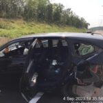 LAKALANTAS : Dua mobil terlibat lakalantas di Jalan Tol Indraprabu di KM 2+700 mengalami ringsek, Senin sore. Foto : Ist/IP.COM