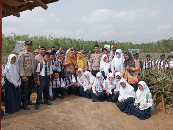 Kunjungi Agrowisata Nanas, Siswa SMPN 3 Prabumulih Jumat Curhat Bersama Polsek Prabumulih Timur