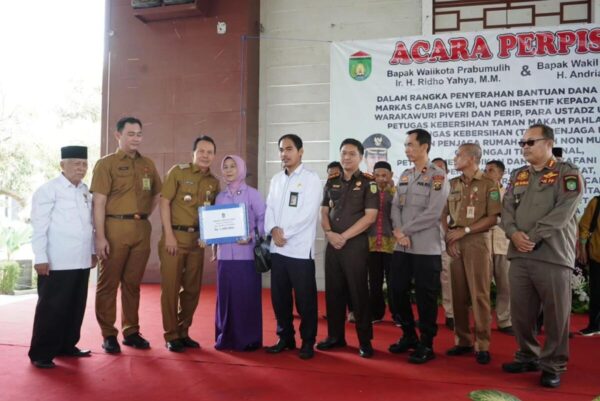 Terakhir Bagikan Insentif Masyarakat, Wako Prabumulih Pamit dan Minta Maaf