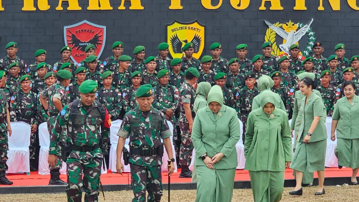 SATGAS: Pangdam II/SWJ, Mayjen TNI Yanuar Adil melepas prajurit Yonzipur 2/SG tergabung Satgas Kizi TNI Konga XXXVII – J Minusca Car 2023 di Lapangan Praka Pujatnoko Kesatrian Balakarta, Sabtu. Foto: Rian/IP.COM