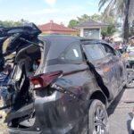 RINGSEK: Warga ramai membantu evakuasi mobil Xenia warna abu metalik bernopol BG 1095 RK disambar KA Babaranjang mengalami ringsek di perlintasan rel KA Kelurahan Tanjung Rambang, Kecamatan RKT, Sabtu. Foto : Ist/IP.COM