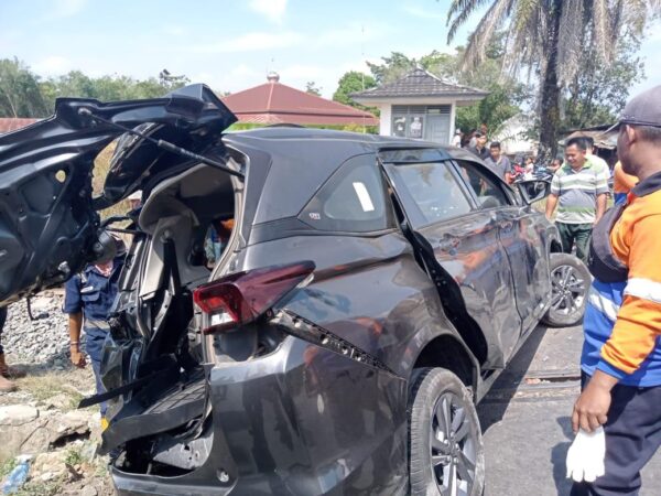 2 Penumpang Alami Luka, Mobil Xenia Disambar KA Babaranjang. Polsek RKT Terjunkan Personel ke TKP