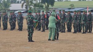 TRADISI : Prajurit Yonzipur 2/SG menjalankan tradisi mencium bumi dan tunggul satuan sebelum berangkat tugas Satgas Perdamaian di Afrika Tengah, Sabtu. Foto : Ist/IP.COM