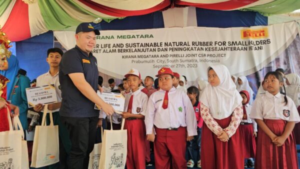 CSR Pirelli dan Kirana Permata, Berikan Beasiswa 80 Anak Petani Karet Tanjung Raman