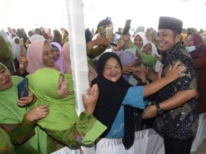 Gubernur Herman Deru Bersama Ribuan Warga Desa Bumi Kencana Lantunkan Shalawat Sambut Maulid Nabi Muhammad SAW