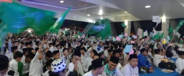 Sholawat Menggema di Balai Rakyat, HSN 2023 Meriah, Bupati Enos Beri Beasiswa Santri Berprestasi 