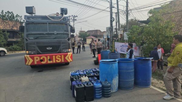 Warga Serbu Mobil AWC Polres Prabumulih, Antri Air Bersih Memperingati HUT Humas Polri