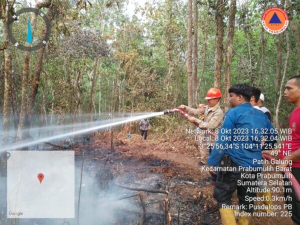 Ada Karhutla di Patih Galung, Pj Wako Prabumulih Bersama Pj Sekda Ikut Padamkan Api