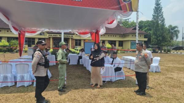 Sinergis Bersama Linmas, Personel Polres Prabumulih Amankan TPS Pemilu 2024 Lewat Simulasi