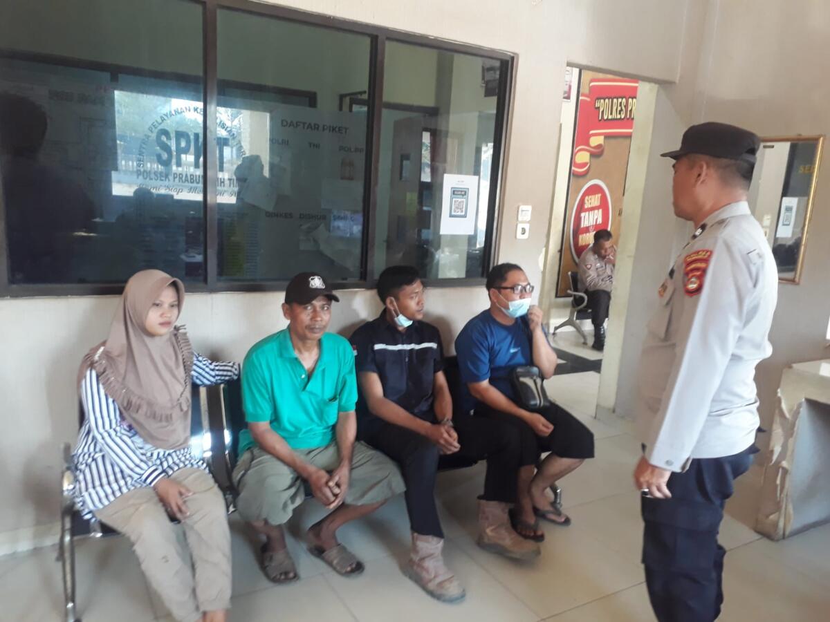 IMBAUAN : Kanit Binmas Polsek Prabumulih Timur, Aiptu Evi Susanto memberikan imbauan kepada warga Kelurahan Muara Dua pada giat Jumat Curhat, Jumat. Foto : Ist/IP.COM