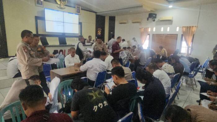 TES : Ratusan personel Polres Prabumulih mengikuti tes psikologi memegang senpi dilakukan Biro Psikologi SDM Polda Sumsel di Aula Mapolres, Selasa. Foto : Ist/IP.COM