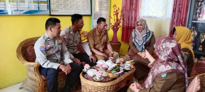 JUMAT CURHAT : Ps Kanit Binmas Polsek Prabumulih Tinur, Aiptu Evi Susanto bersama Bhabin GIU, Bripka Wahyu melakukan Jumat Curhat di SDN 82, Jumat. Foto : Ist/IP.COM