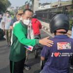 BAGI : Pj Wako Prabumulih, H Elman ST MM membagikan masker di depan PTM, sebagai bentuk respon kabut asap tebal di Kota Nanas ini, Jumat. Foto : Ist/IP.COM