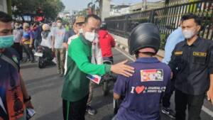 BAGI : Pj Wako Prabumulih, H Elman ST MM membagikan masker di depan PTM, sebagai bentuk respon kabut asap tebal di Kota Nanas ini, Jumat. Foto : Ist/IP.COM