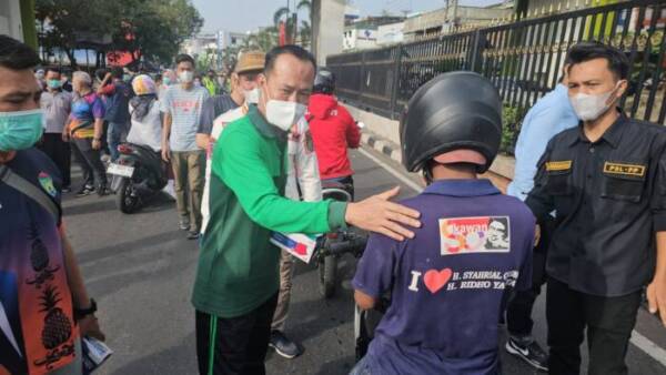 Pj Wako Prabumulih Terjun Langsung Bagikan Ribuan Masker, Sikapi Kabut Asap Tebal