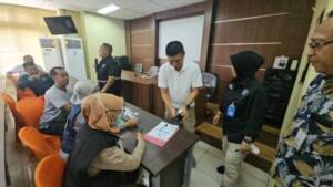 TES URINE : Petugas BNN Prabumulih tes urine pegawai Inspektorat secara acak, Jumat pagi. Foto : Ist/IP.COM