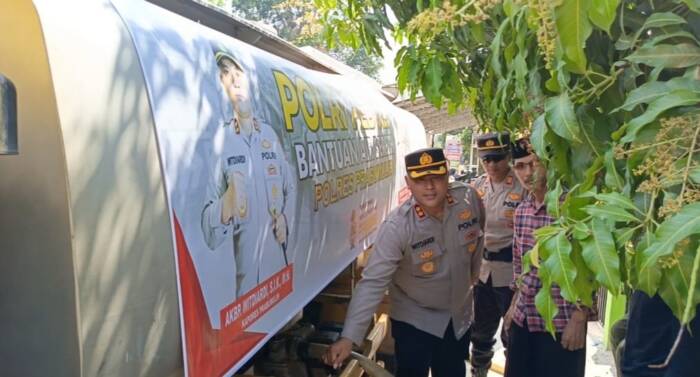 NGANTOR : Kapolres Prabumulih, AKBP Witdiardi SIk MH ngantor di Desa Tanjung Menang bersama Kapolsek Prabumulih Timur, AKP Herry Sulistyo, Sabtu. Foto : Ist/IP.COM