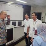 BANTUAN : Perwakilan BPPW Sumsel, Ando Rosandi SE MM menyerahkan bantuan 1 unit mobil tangki ke PDAM Tirta Prabu Jaya, belum lama. Foto : Ist/IP.COM