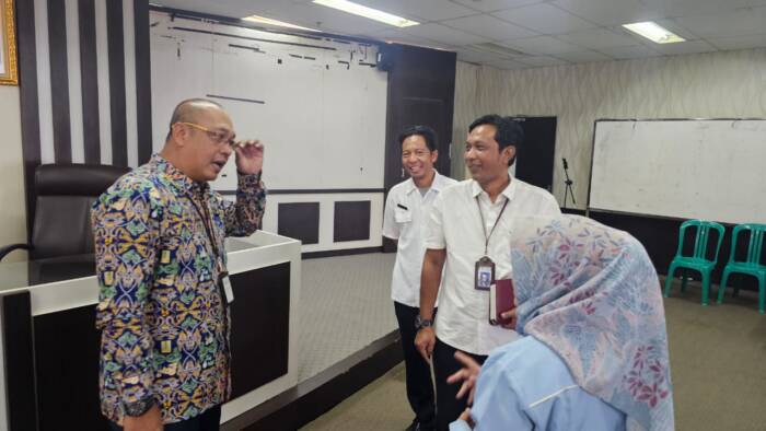 BANTUAN : Perwakilan BPPW Sumsel, Ando Rosandi SE MM menyerahkan bantuan 1 unit mobil tangki ke PDAM Tirta Prabu Jaya, belum lama. Foto : Ist/IP.COM