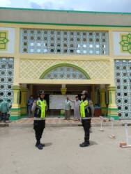 Agar Sholat Jumat Aman, Polwan Polres Prabumulih Berjaga