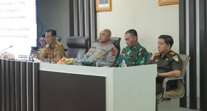 RAPAT : Pj Wako Prabumulih, H Elman ST MM memimpin rapat pematangan kesiapan Kunker Presisen Jokowi ke Prabumulih dalam rangka peresmian Tol Indraprabu, Senin. Foto : Ist/IP.COM