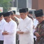 Penjabat (Pj) Gubernur Sumatera Selatan Agus Fatoni bersama ratusan pegawai di lingkungan Pemerintah Provinsi (Pemprov) Sumsel melaksanakan salat istisqa atau minta hujan. Kegiatan ini dimulai pada pukul 07.30 WIB di halaman Kantor Gubernur Sumsel, Jumat (13/10/2023).